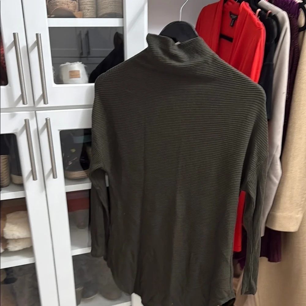 Like New USA Green Turtleneck Sweater